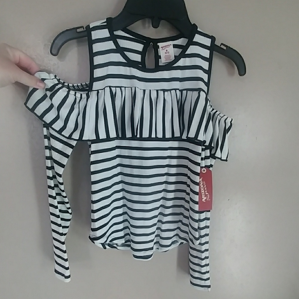 ✨NWT✨Girls Cold Shoulder style long sleeve